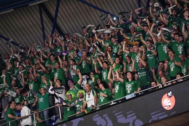 La afición del Unicaja, celebrando un triunfo en el Carpena.