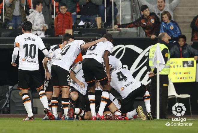 Los jugadores del Valencia celebran el gol de Paulista (Foto: LaLiga)