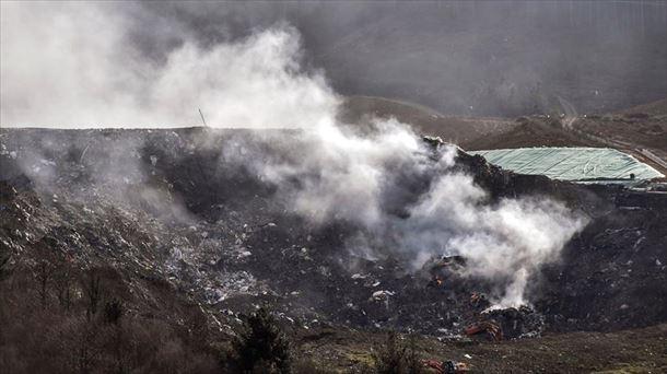 Imagen del vertedero de Zaldibar que sufrió el incendio la pasada semana (Foto: EFE).