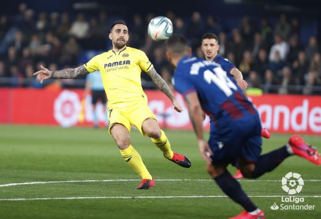 Paco Alcácer busca golpear un balón en el Villarreal-Levante (Foto: LaLiga Santander).