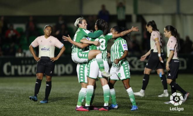Las jugadoras del Betis Féminas, equipo donde renovó Nuria, celebran un gol (Foto: LaLiga).