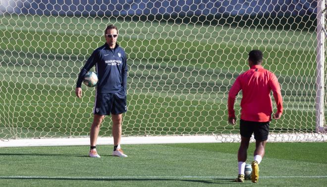 Lopetegui, en el entrenamiento previo al partido del Sevilla ante el Espanyol (Foto: Kiko Hurtado).