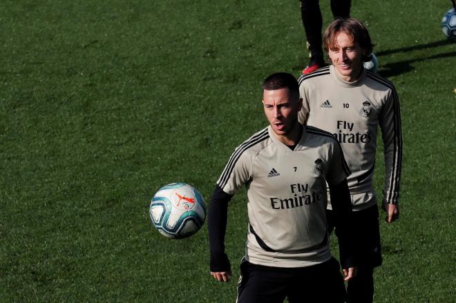 Hazard, junto a Modric, en un entrenamiento (Foto: EFE).