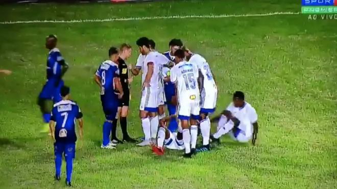 Imagen en la que la plantilla del Cruzeiro intenta engañar al árbitro.