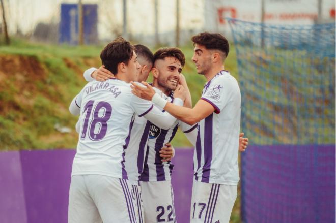 Los jugadores del Promesas felicitan a Fran Álvarez tras su gol al Amorebieta (Foto: Real Valladolid).