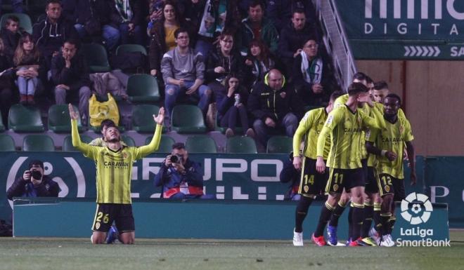 Luis Suárez celebra de rodillas y mirando al cielo su gol al Elche (Foto: LaLiga).