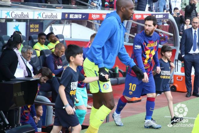 Messi, saltando al terreno de juego (Foto: LaLiga).