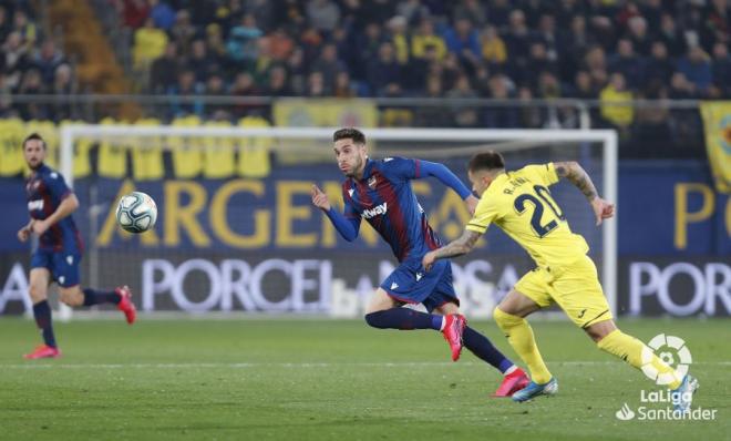 Rochina intenta hacerse con el esférico en el partido contra el Villarreal. (Foto: LaLiga).