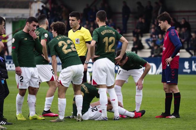 Víctor San Bartolomé es atendido de su lesión en el partido ante Osasuna B (Foto: Athletic Club)