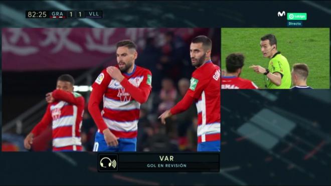 Captura de la revisión del VAR en el 1-1 de Antonio Puertas del Granada-Real Valladolid.