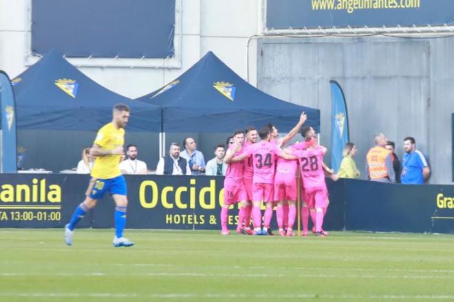 Los jugadores del Málaga celebran el gol de Adrián ante el Cádiz (Foto: Cristo García).