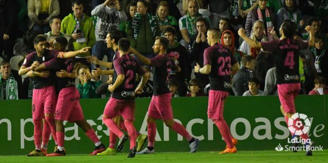 Celebración del gol de penalti de Carmona en el Racing-Sporting de la pasada temporada (Foto: LaLiga).