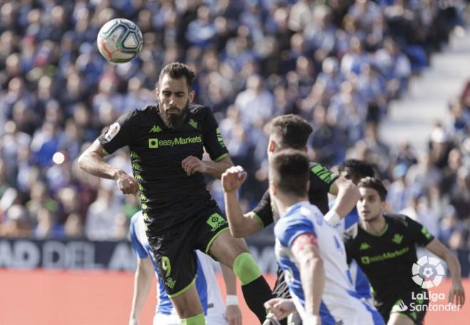 Borja Iglesias ante el Leganés.