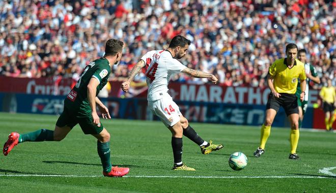 Suso marca su gol al Espanyol (Foto: Kiko Hurtado).