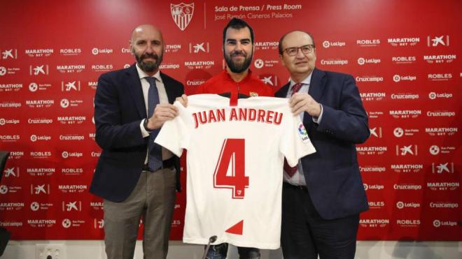 Montaje de Twitter con Juan Andreu presentado por el Sevilla FC.