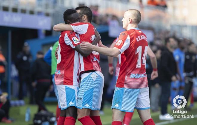El Hacen es felicitado por sus compañeros tras el gol de la victoria del CD Lugo (Foto: LaLiga).