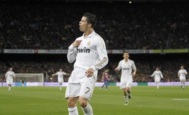 Cristiano Ronaldo pide calma al público del Camp Nou en el Clásico de 2012.