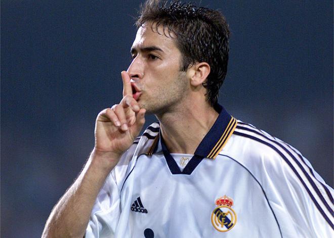 Raúl manda callar al Camp Nou tras marcar en un Barcelona-Real Madrid.