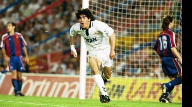 Iván Zamorano celebra uno de sus goles en el 5-0 del Real Madrid al Barcelona en 1995.