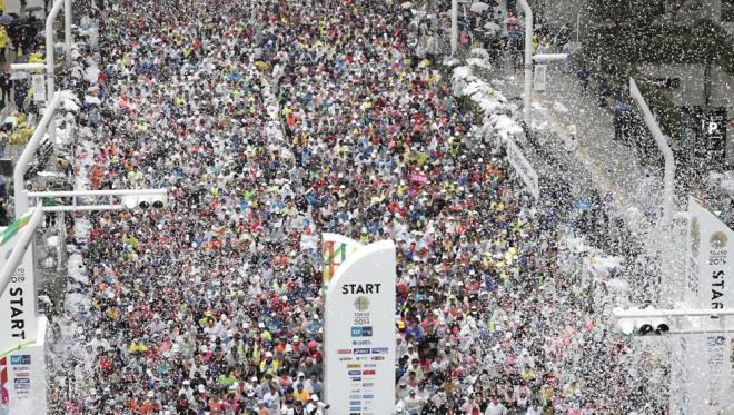 Miles de corredores realizando el maratón de Tokio (Foto: EFE).