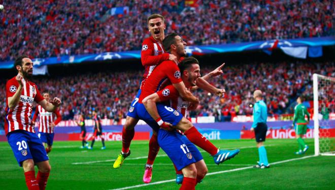 Saúl festeja su histórico gol al Bayern en el Calderón.