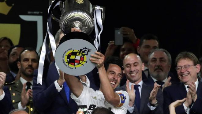 Dani Parejo levanta el último título de campeón de la Copa del Rey (Foto: EFE)