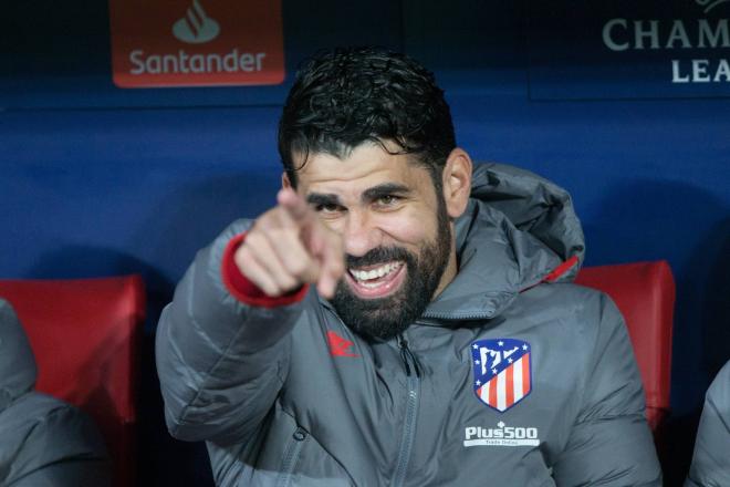 Diego Costa, delantero del Atlético de Madrid, se ríe en el banquillo del Wanda Metropolitano.
