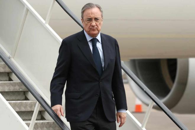 Florentino Pérez, presidente del Real Madrid, baja de un avión.