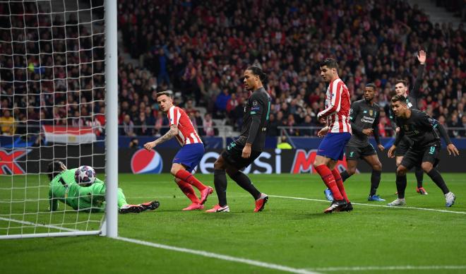 Saúl Ñíguez bate a Alisson y hace el 1-0 del Atlético al Liverpool (Foto: UEFA Champions League