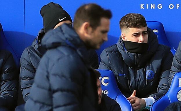 Kepa Arrizabalaga en el banquillo del Chelsea en el choque ante el Leicester.