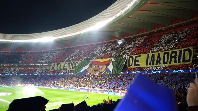 Mosaico de la afición rojiblanca del Atlético-Liverpool.