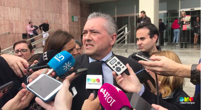 Francisco Valverde, abogado de los pequeños accionistas, atendiendo a los medios.