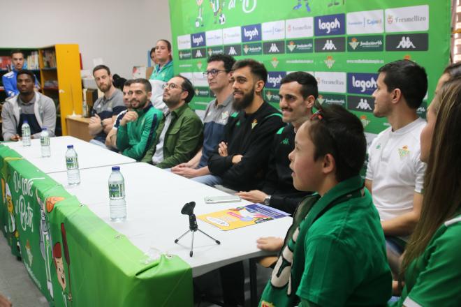 El Real Betis Balompié visita el CEIP Zurbarán (Foto: Fundación Real Betis).