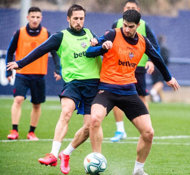 Miramón y Melero pelean por un balón en el entrenamiento. (Foto: Levante UD)