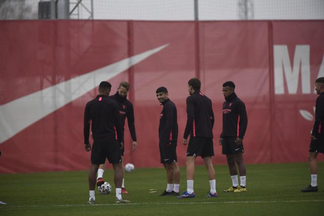 Los futbolistas del Sevilla en un entrenamiento (foto: Kiko Hurtado).