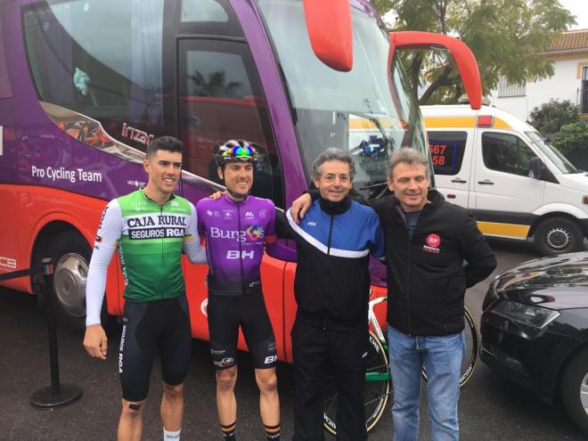 Pablo Guerrero y Carmelo Urbano, en el arranque de la Vuelta a Andalucía.