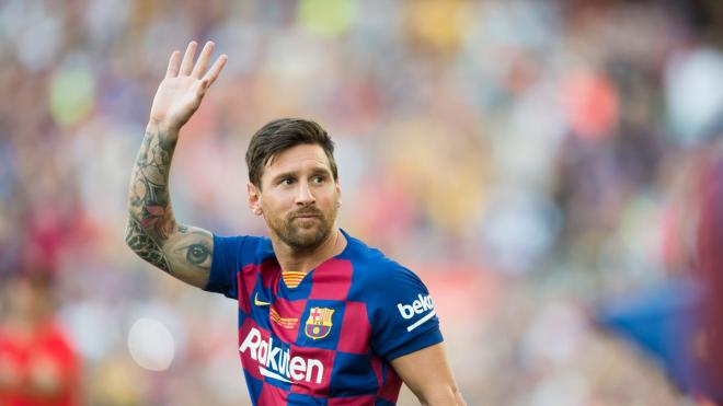 Leo Messi saluda a la grada del Camp Nou durante el Gamper del 2019.
