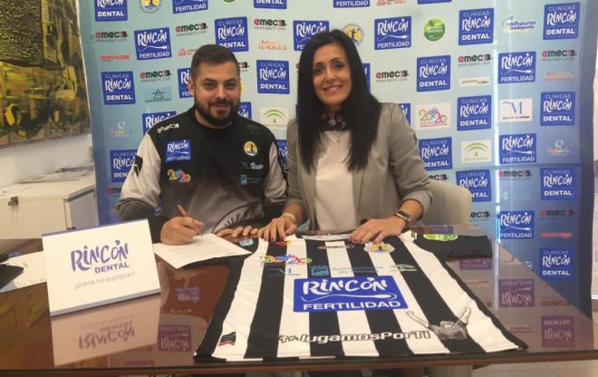 Suso Gallardo y Pepa Moreno, firmando la renovación del técnico del Rincón Fertilidad.