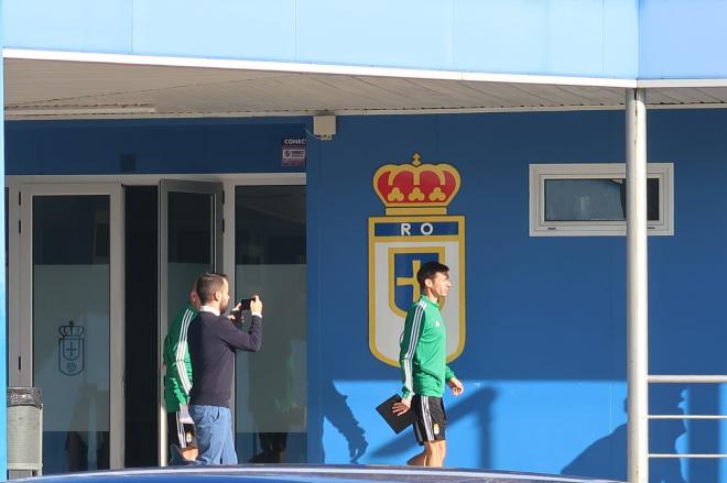 Ziganda se dirige a su primer entrenamiento al frente del Real Oviedo (Foto: P. Sánchez).