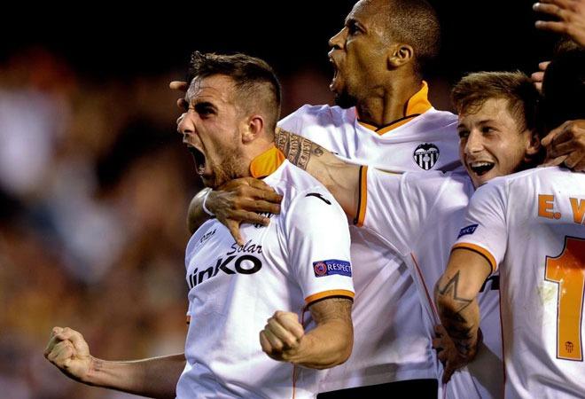 Alcácer celebra uno de sus goles con el Valencia ante el Basilea.