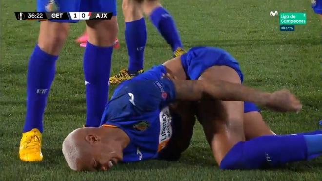 Deyverson se queja en el suelo tras el mecherazo de la afición del Ajax.