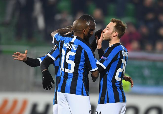 Ashley Young, Lukaku y Eriksen celebran un gol del Inter de Milán en Europa League.
