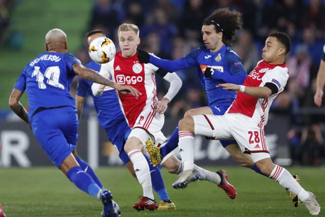 Marc Cucurella trata de llevarse un balón ante el Ajax (Foto: Europa League).