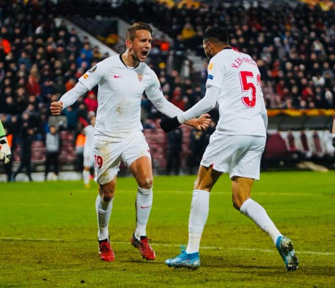 De Jong y En-Nesyri, expupilo de Javier Aguirre, celebran el gol en Cluj (Foto: SFC).