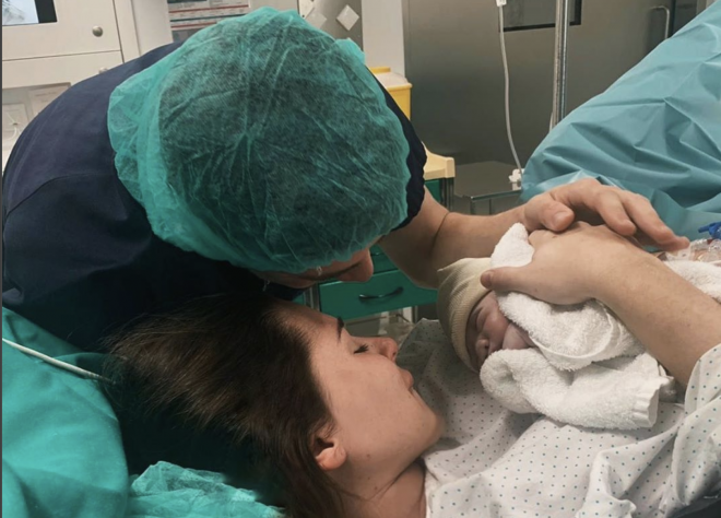 Fede Valverde y Mina Bonino, con su hijo Benicio recién nacido (Foto: @minabonino).