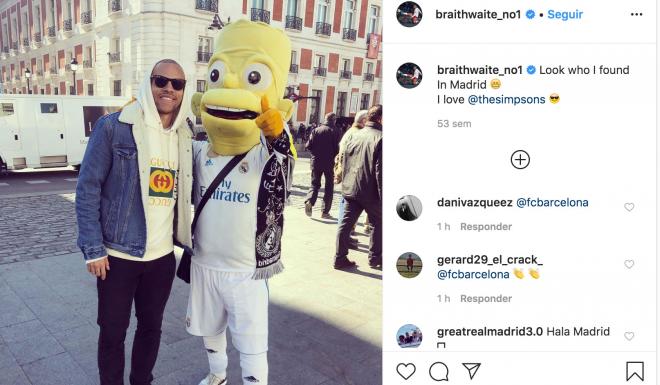 Braithwaite posa con un personaje de los Simpsons vestido del Real Madrid.