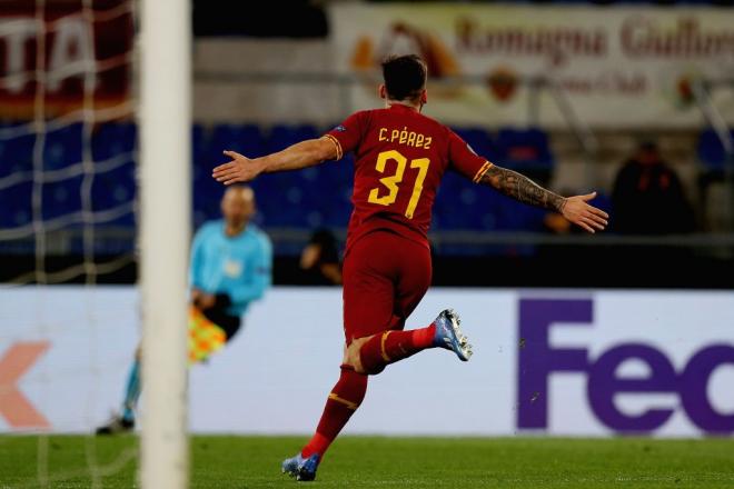 Carles Pérez celebra su gol con la Roma en Europa League.