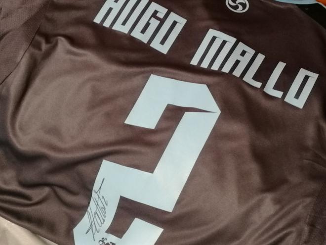 Camiseta con la que Hugo Mallo jugó en Old Trafford (Foto: A.B).