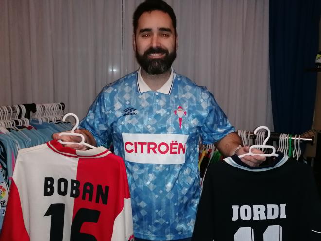 Miguel Caride posando con las camisetas de Boban y Jordi Cruyff (Foto: A.B.).