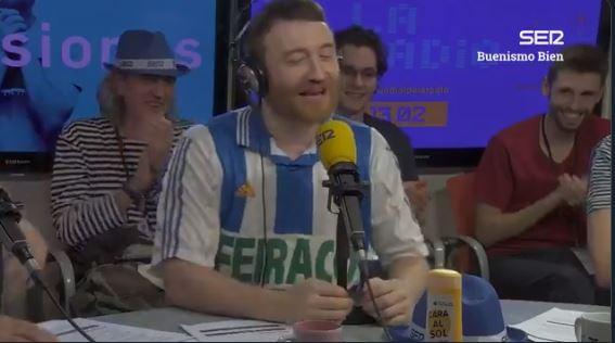 Manuel Burque luce una camiseta del Deportivo en su programa de radio.